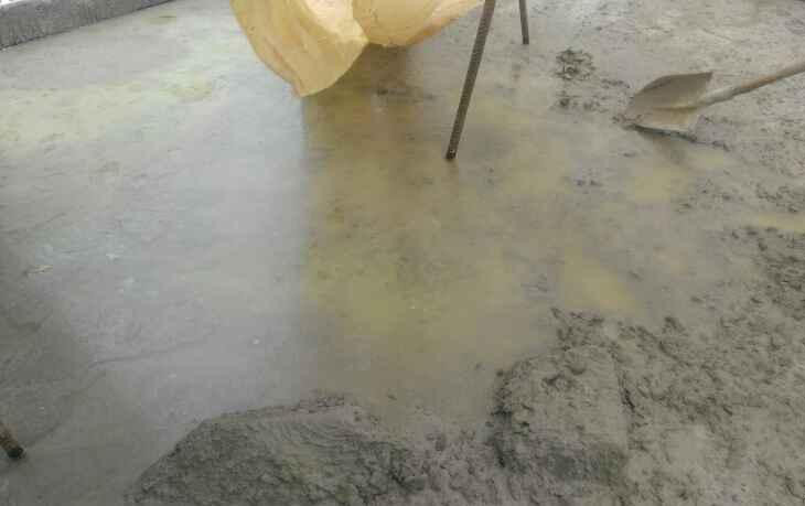 混泥土保水性不足導(dǎo)致沁水嚴(yán)重現(xiàn)象 混泥土保水性不足導(dǎo)致沁水嚴(yán)重現(xiàn)象
