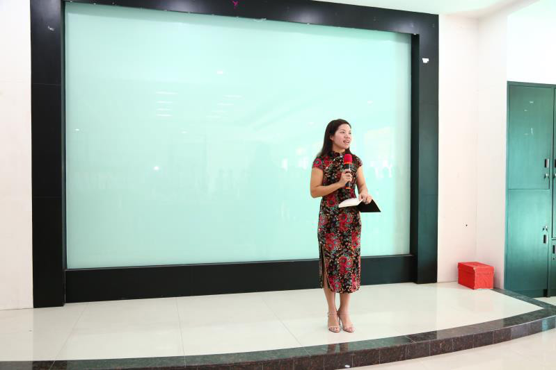 王總進(jìn)行點(diǎn)評(píng)和企業(yè)未來(lái)規(guī)劃 王總進(jìn)行點(diǎn)評(píng)和企業(yè)未來(lái)規(guī)劃