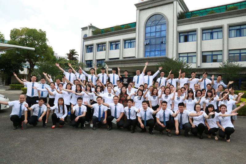 中聯(lián)邦全體人員在企業(yè)門(mén)口集體合照 中聯(lián)邦全體人員在企業(yè)門(mén)口集體合照